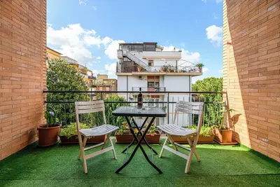 Image de Cozy house in quiet green area with parking and Free Wi-Fi.