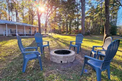 Image de Comfortable / Large Covered Deck / Foosball / Firepit / 5 mins to Lake Conroe