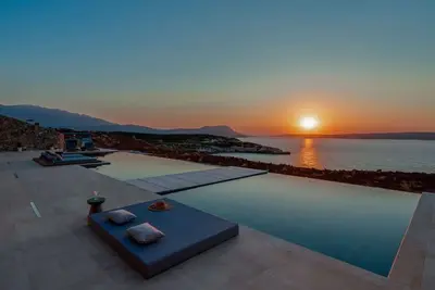 Domo Sun Supreme - 4bd 10pl 4ba. Amazing view.