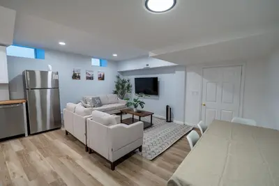 Image de Spacious and Stylish Apartment Perfect for Your Getaway in Beverly!