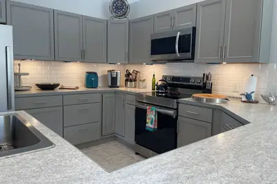 Image de 5-Min to A. M. I Beaches, 3-Brdm House W\/Private Heated Pool\/Hot Tub, New Upgrades