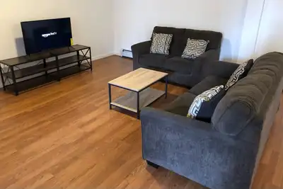 Image de Large and private apartment that sleeps up to 10 people comfortably with direct Nyc Manhattan train only 5 minute walk away