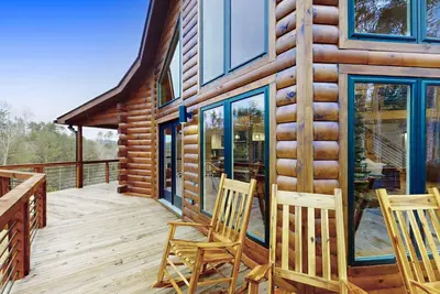 Image de Dog friendly  3-level cabin with stunning views & endless entertainment