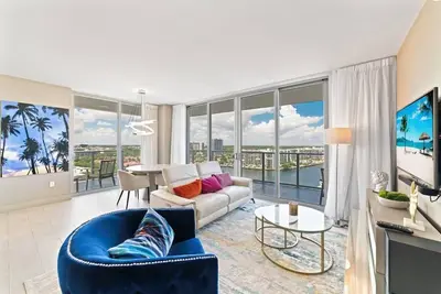 Image de Azure Escape: Upscale Comfort by the Shore