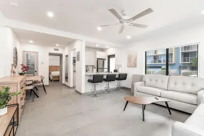 Image de Chic & Modern-Top Location -walk to the Beach!