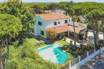 Villa 'America Urbanizacion Roche' avec piscine privée, Wi-Fi et climatisation