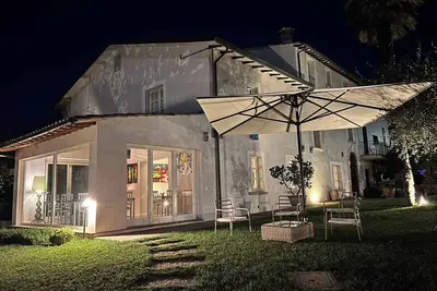 Image de Maison de vacances avec piscine, bain à remous et solarium