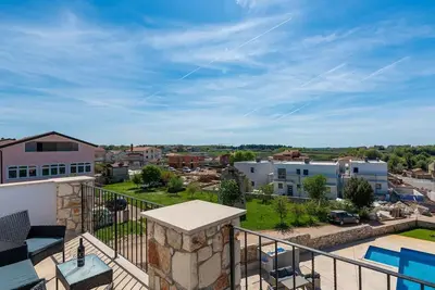 Image de Appartement de vacances avec piscine commune, climatisation et vue sur la mer