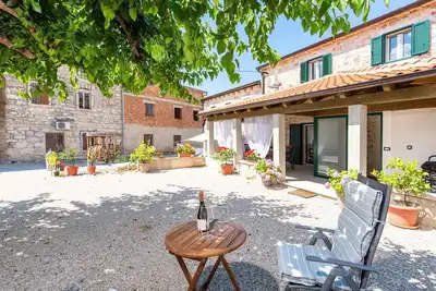Image de Maison de vacances avec terrasse couverte et espace barbecue dans le jardin