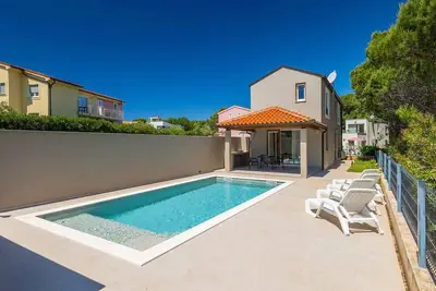 Image de Villa avec piscine extérieure et proche de la plage