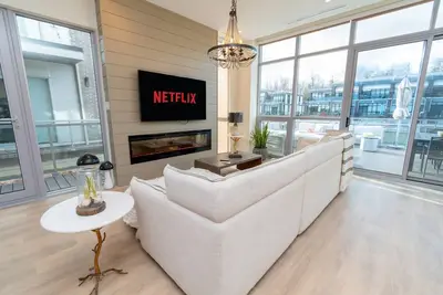 Image de 4br Waterfront Townhome + HotTub