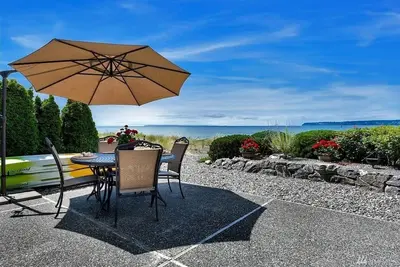 Image de Enjoy this three bedroom beachfront condo, stunning views, relax and rejuvenate