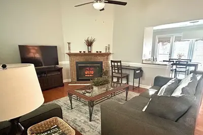 Image de Cozy one level, 2 Br, 2 Bath Th in charming wooded community. Perfect location!