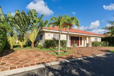 Calling snowbirds… 3-bedroom villa with private pool in the tropics