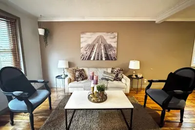 Image de 4 Bedroom Bungalow In Lakeview Mississauga With 2 Parkings