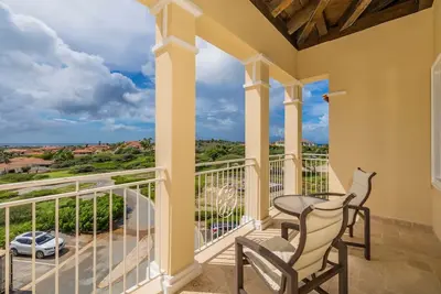Image de 3br Penthouse Overlooking Golf Course at Anabui 6 by Bocobay
