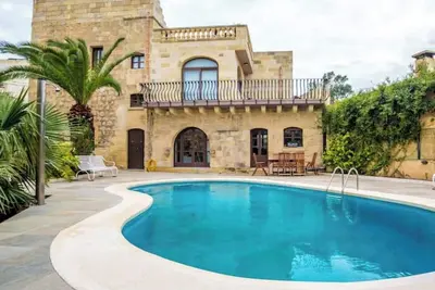 Image de Beautiful rustic farmhouse with pool, parking and other amenities.