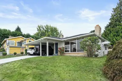 Image de Modern Hilltop Home Near Airport with Views of Mt. Rainier and the Valley