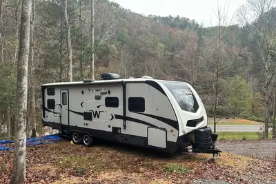 Image de Cozy Smoky Mtn Rv with WiFi and Heat/Ac near Cades Cove