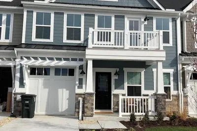 Image de Spacious, New 4-bdrm townhome in charming Lewes, walk or bike to town & beaches!