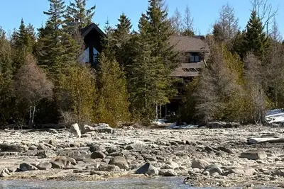 Image de 4000 sq ft waterfront dream cabin