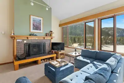 Condo Near Keystone Lake & Ski Village, Tons to do & Unwind by the Fireplace!