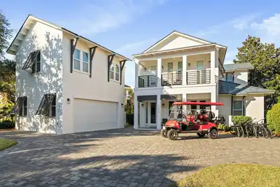 Image de New Spring/Summer Specials! Stunning Home, Private Pool, Bikes, & Sleeps 16!