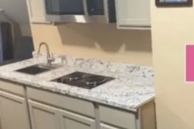 Image de Cozy 2-bedroom apt with WiFi, Ac, and cable in Springfield, Ma, near all college