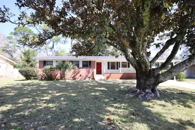 Image de Shady 3-bedroom house in Pensacola with WiFi, dedicated office, fenced backyard
