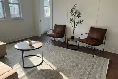 Image de Chic 2-Bedroom Apartment with Warm, Modern Vibes!