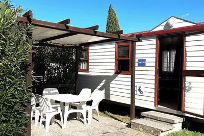Maison mobile dans un camping avec terrasse, piscine et climatisation