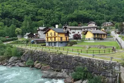 Image de Maison de vacances Situé dans un endroit calme dans les montagnes au bord de la rivière avec vue sur la forêt