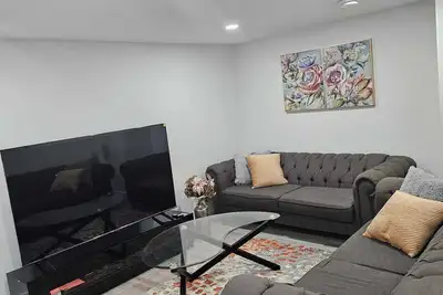 Image de Contemporary Two Bedroom Basement Suite.