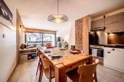 Image de 10m du centre station, 2ème étage, balcon, parking, télévision, casier à ski, 57m², Morzine