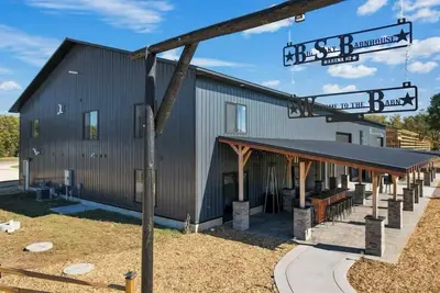 Image de Barn! Pool w/ Rock Climbing Wall! Indoor BBall/Pickleball Court + Playground!