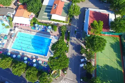 Image de Mobil-home avec climatisation, terrasse et piscine
