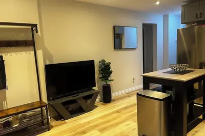 Image de Cozy Central Vancouver Suite Prime Location Near Airport, Transit, and Downtown