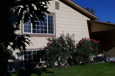 Image de 2-bedroom duplex in Boise with WiFi, Ac and fenced backyard with patio & gardens