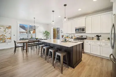 Image de Fall Family Retreat with Custom Sauna, Theatre, Lux Mtn Spa, Pool and Poker tabl