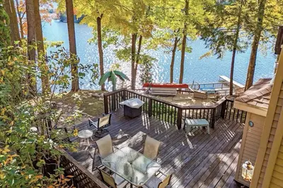 Image de Stunning lakefront retreat with spacious home and endless outdoor fun!
