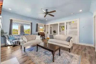 Image de Stunning 4-bedroom home Right Downtown Riverside with parking, WiFi and Ac