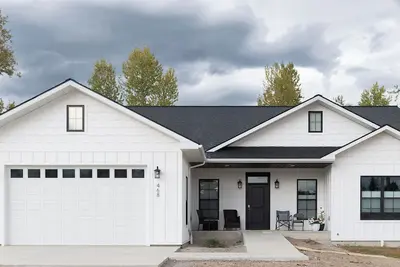 Image de A new vacation retreat nestled along the serene banks of the Kootenai River.