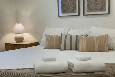 Image de Casita A: Private fenced yard with grill, turf, outdoor dining and seating.