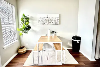 Image de 2/1. 5 Charming Townhome near At&T w/ Fast WiFi & Comfy King Bed