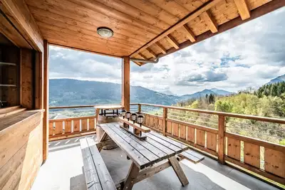 Image de Chalet 'Célestine 7 Chambres - Sauna' avec vue montagne, terrasse privée et Wi-Fi