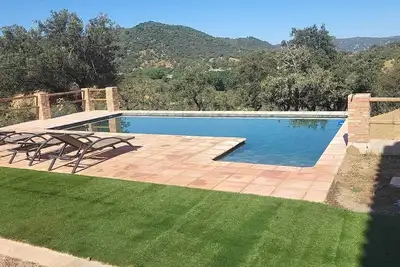 Image de Maison de campagne 'Las Cabrillas La Nava' avec vue sur les montagnes, piscine et climatisation