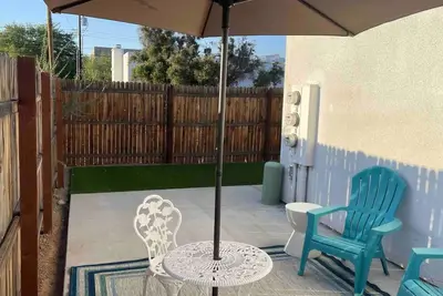 Image de Casita C: Private yard, grill, outdoor dining and seating area