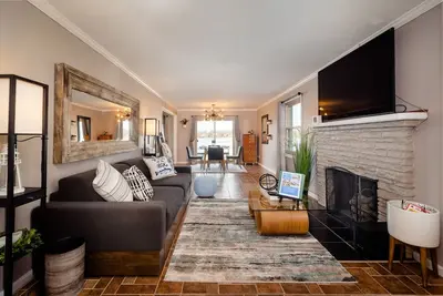 Image de Luxury lakefront with hot-tub 2bedroom +WiFi on all sports Cooley lake