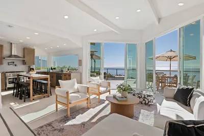 Image de Goldenview - Elevated Elegance with Panoramic Views