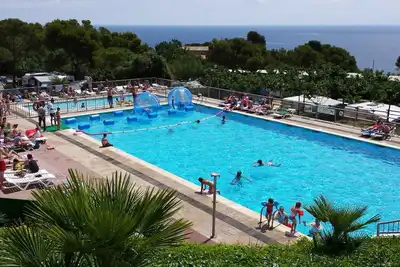 Image de Mobile-home avec climatisation, terrasse et piscine